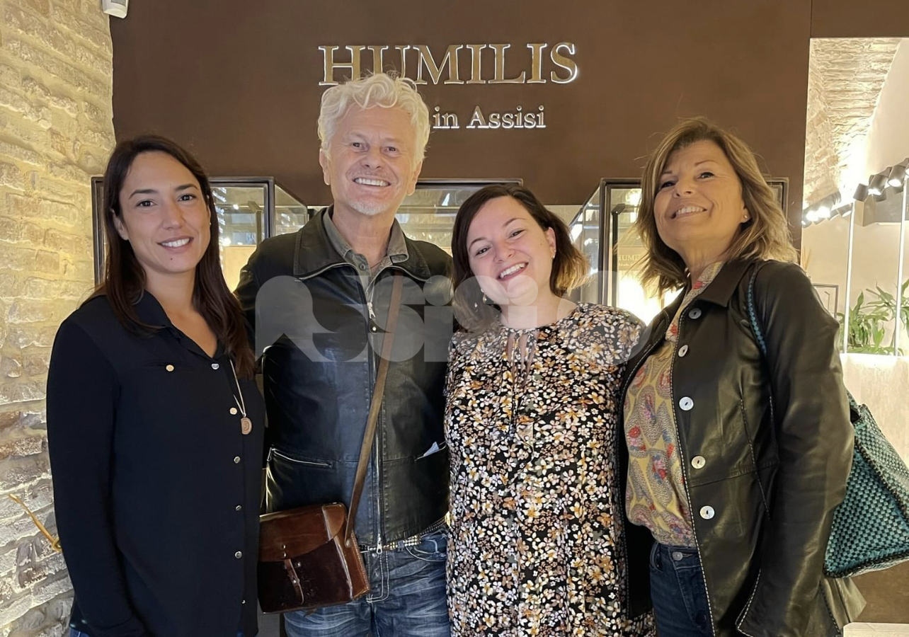 Ron di nuovo ad Assisi: Rosalino Cellamare visita la boutique di Humilis