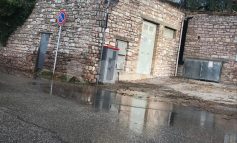 Perdita d'acqua in via San Benedetto, da mesi segnalazioni senza risposta (foto)