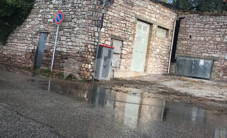 Perdita d’acqua in via San Benedetto, da mesi segnalazioni senza risposta (foto)
