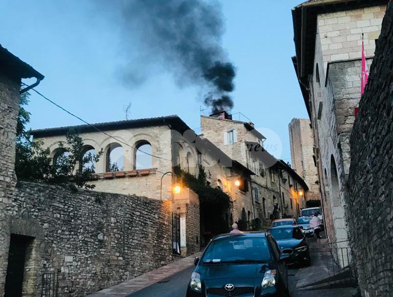 Fiamme ad Assisi centro storico: fumo, curiosità e pompieri in azione (foto+video)