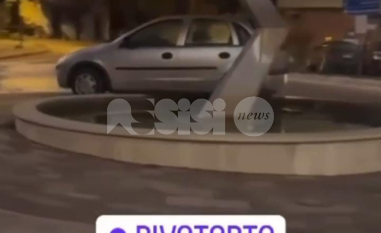 Curioso incidente a Rivotorto, con l’auto dentro la fontana (foto+video)