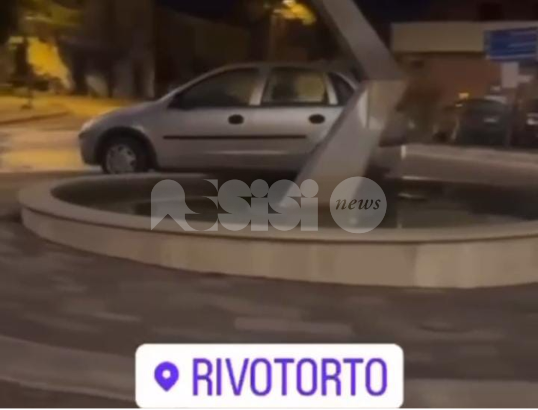 Curioso incidente a Rivotorto, con l'auto dentro la fontana (foto+video)
