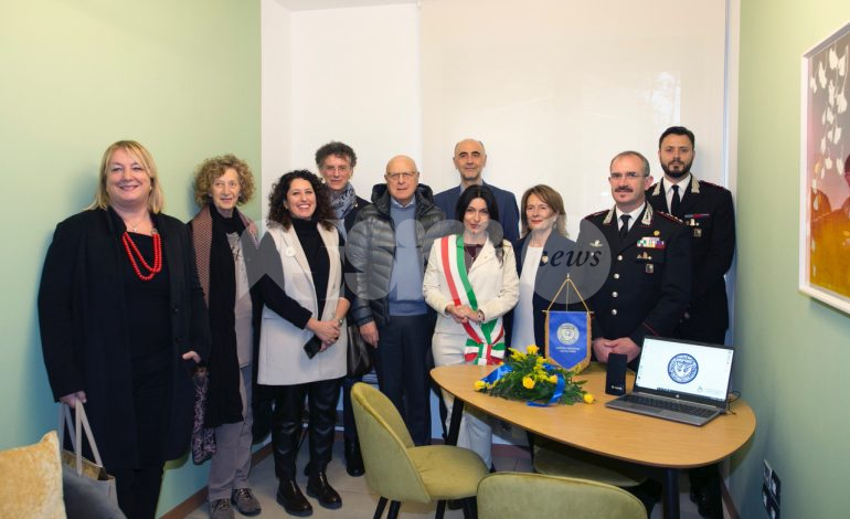 Una stanza tutta per sé, nella caserma dei carabinieri a Santa Maria inaugurato uno spazio protetto per donne e minori (foto)