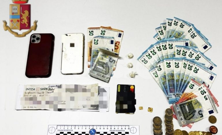 Borsello e assegni rubati, ma anche droga e denaro ‘sospetto’: denunciati due giovani