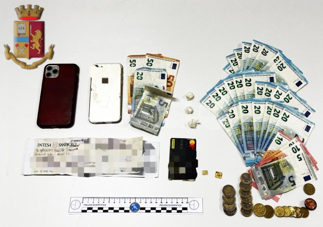 Borsello e assegni rubati, ma anche droga e denaro 'sospetto': denunciati due giovani