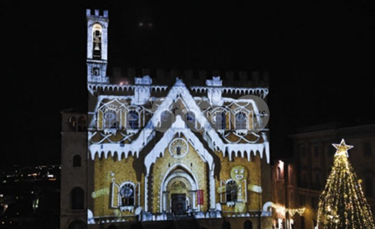 Natale a Gubbio 2022, il programma: mercatini, videomapping, ruota panoramica e… l’albero più grande del mondo