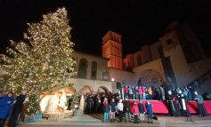 Natale 2022 ad Assisi, inaugurati alberi, presepi e videomapping (foto e video)