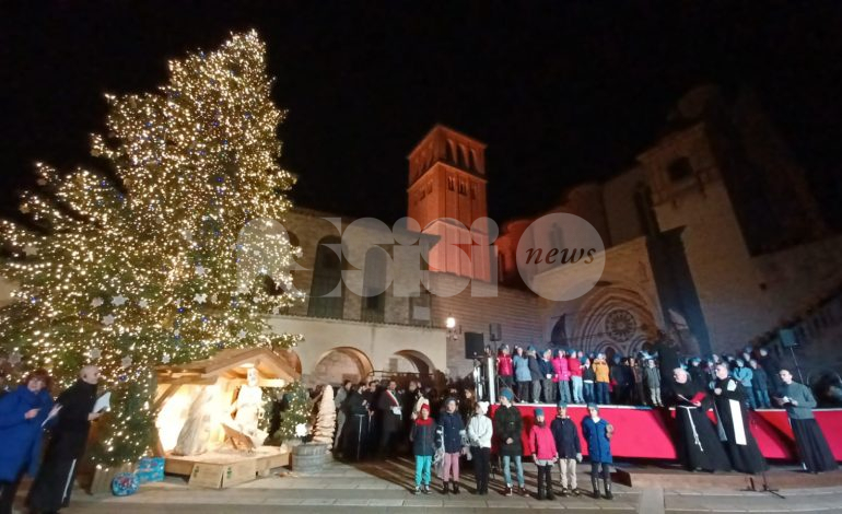 Natale 2022 ad Assisi, inaugurati alberi, presepi e videomapping (foto e video)