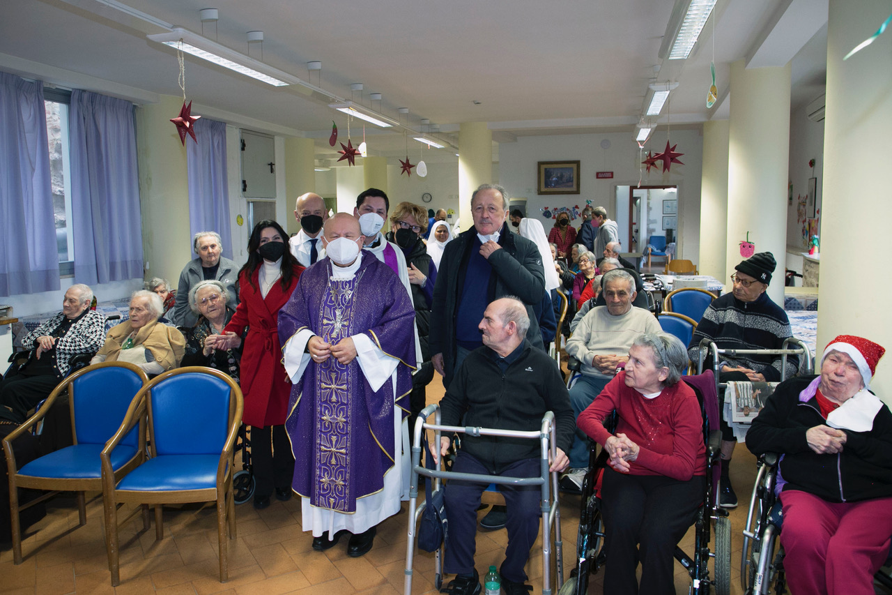 Monsignor Sorrentino, gli auguri alle diocesi: "Sia un Natale di bontà" (foto+video)