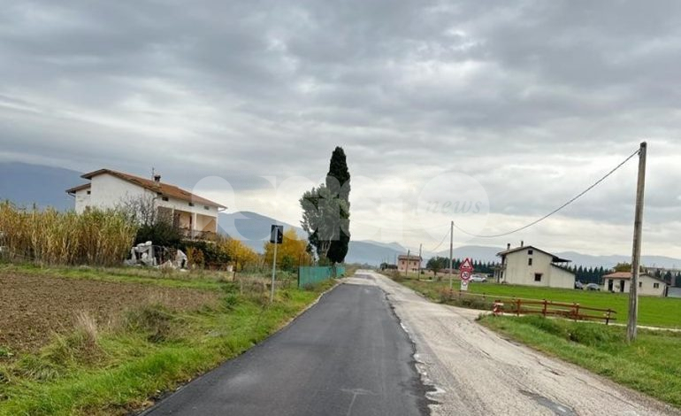 Via Stradone a Castelnuovo “abbandonata da decenni”: l’appello dei residenti per i lavori