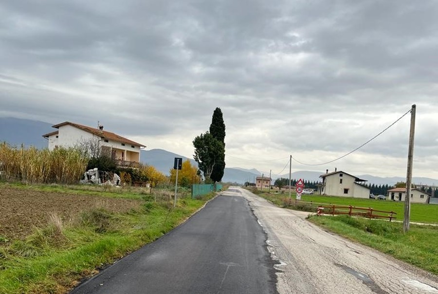 Via Stradone a Castelnuovo "abbandonata da decenni": l'appello dei residenti per i lavori