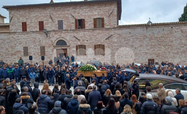 Funerali di Davide Piampiano, la città intera stretta attorno alla famiglia