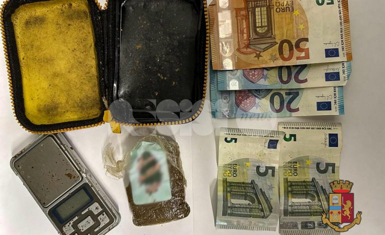 Droga, soldi e un bilancino di precisione: 24enne arrestato ad Assisi