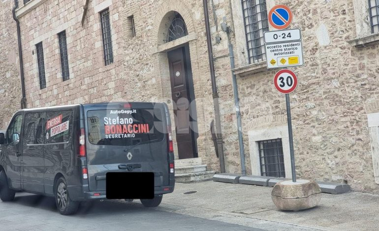 Stefano Bonaccini in divieto di sosta ad Assisi? Botta e risposta Lega – Pd