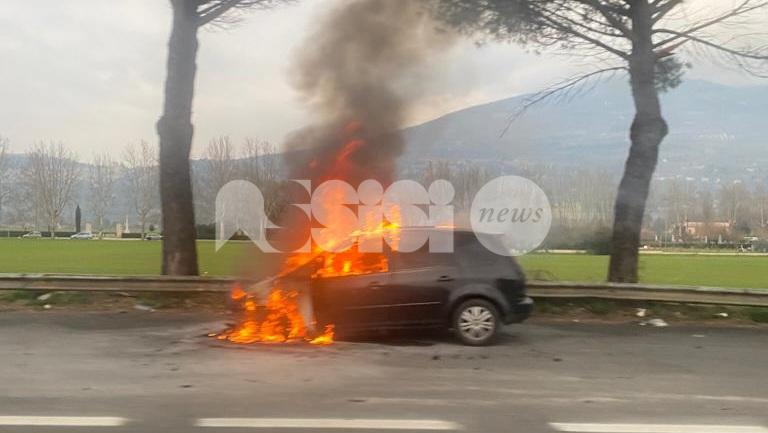 Auto a fuoco sulla Centrale Umbra, incendio spento dai vigili