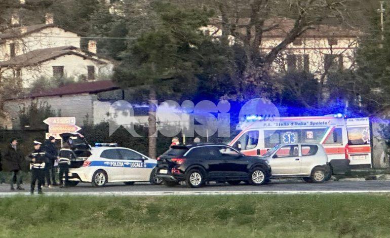 Incidente a Capodacqua di Assisi, ambulanza e polizia locale sul posto (foto)