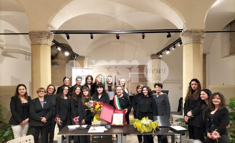Stefania Piccardi, direttrice del Coro Aurora, premiata a Bastia con la Mimosa d’oro 2023 (foto)