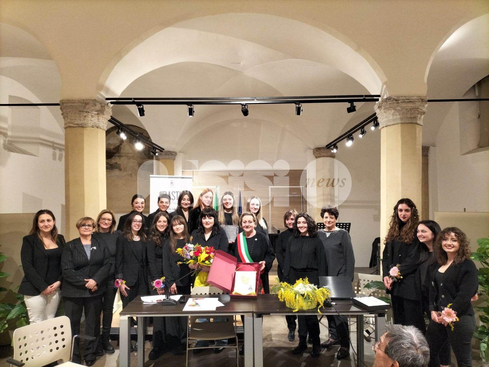 Stefania Piccardi, direttrice del Coro Aurora, premiata a Bastia con la Mimosa d'oro 2023 (foto)