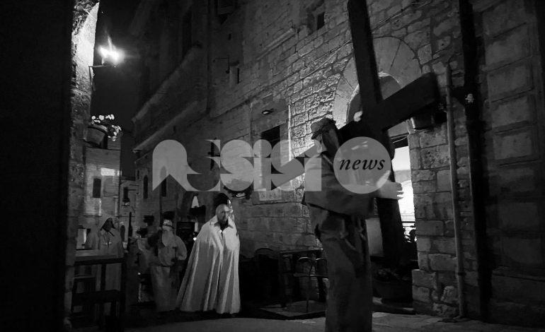 Venerdì Santo ad Assisi 2023 le suggestive foto della processione mattutina e notturna (video)