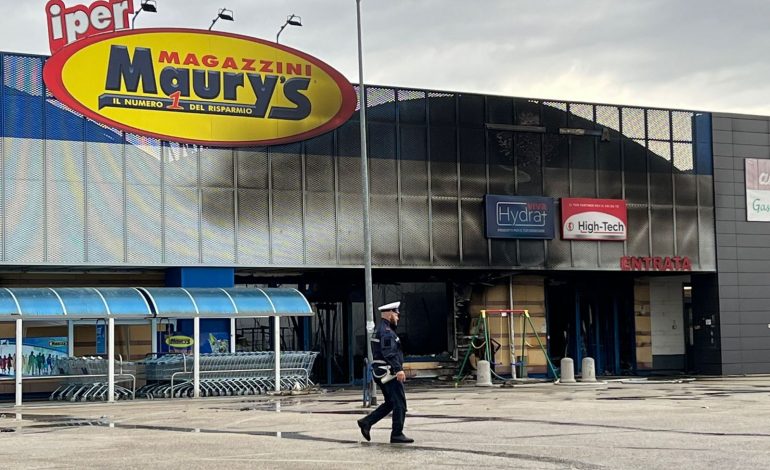 Incendio a Bastiola, a fuoco un supermercato della grande distribuzione (foto+video)