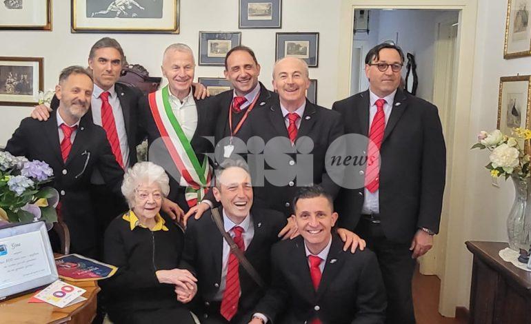 Gina Berretti compie 100 anni: regalo a sorpresa dagli autisti di Busitalia (foto)