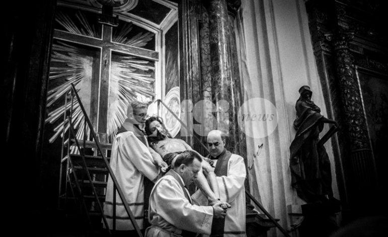 Pasqua 2023, oggi ad Assisi è il giorno della Scavigliazione: domani la processione del Venerdì Santo (foto)