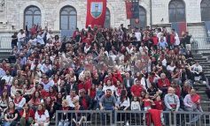 Magnifica Parte de Sotto in festa per la vittoria del Palio: tripudio rosso in piazza del Comune (foto - video)
