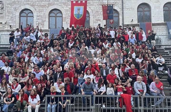 Magnifica Parte de Sotto in festa per la vittoria del Palio: tripudio rosso in piazza del Comune (foto – video)