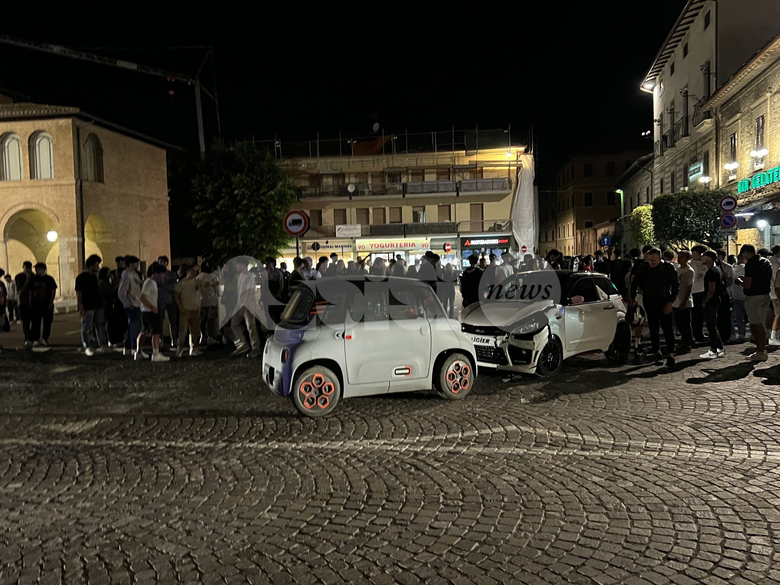 Scontro fra minicar in Piazza Garibaldi: paura e danni ai mezzi (foto)
