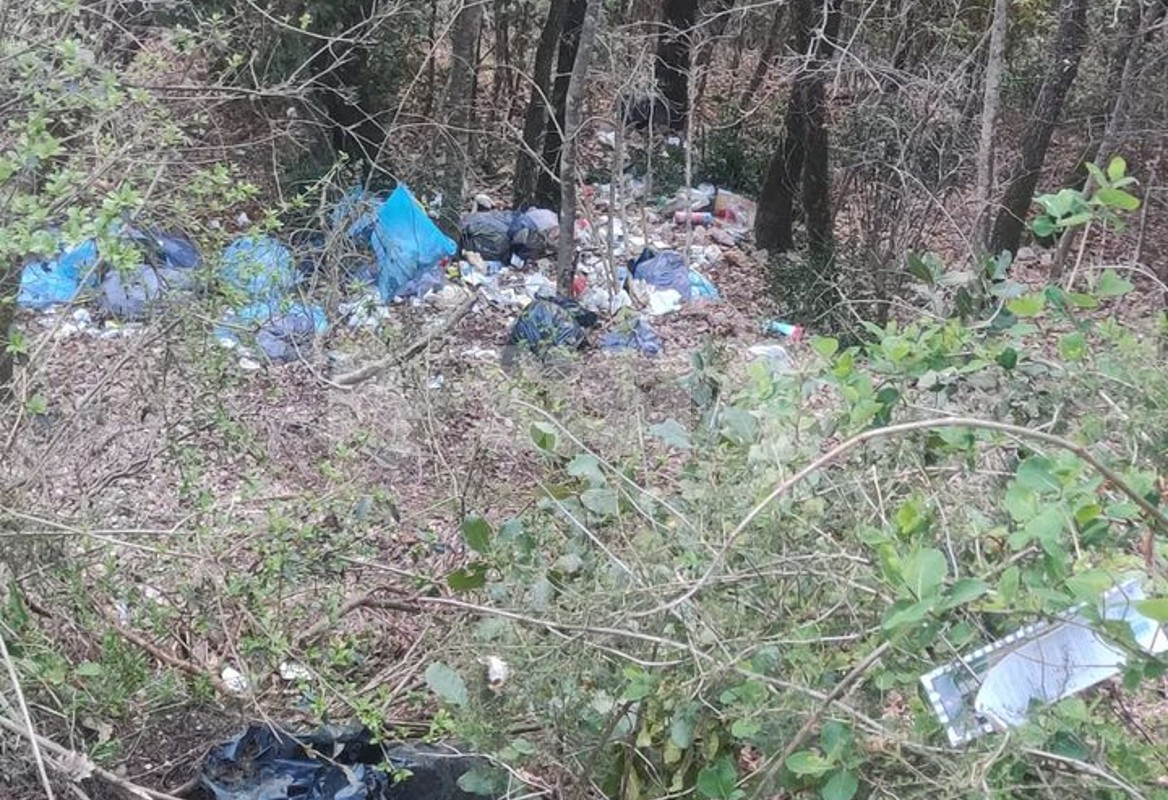 Nuovo abbandono di rifiuti sul Subasio: la segnalazione dei cittadini